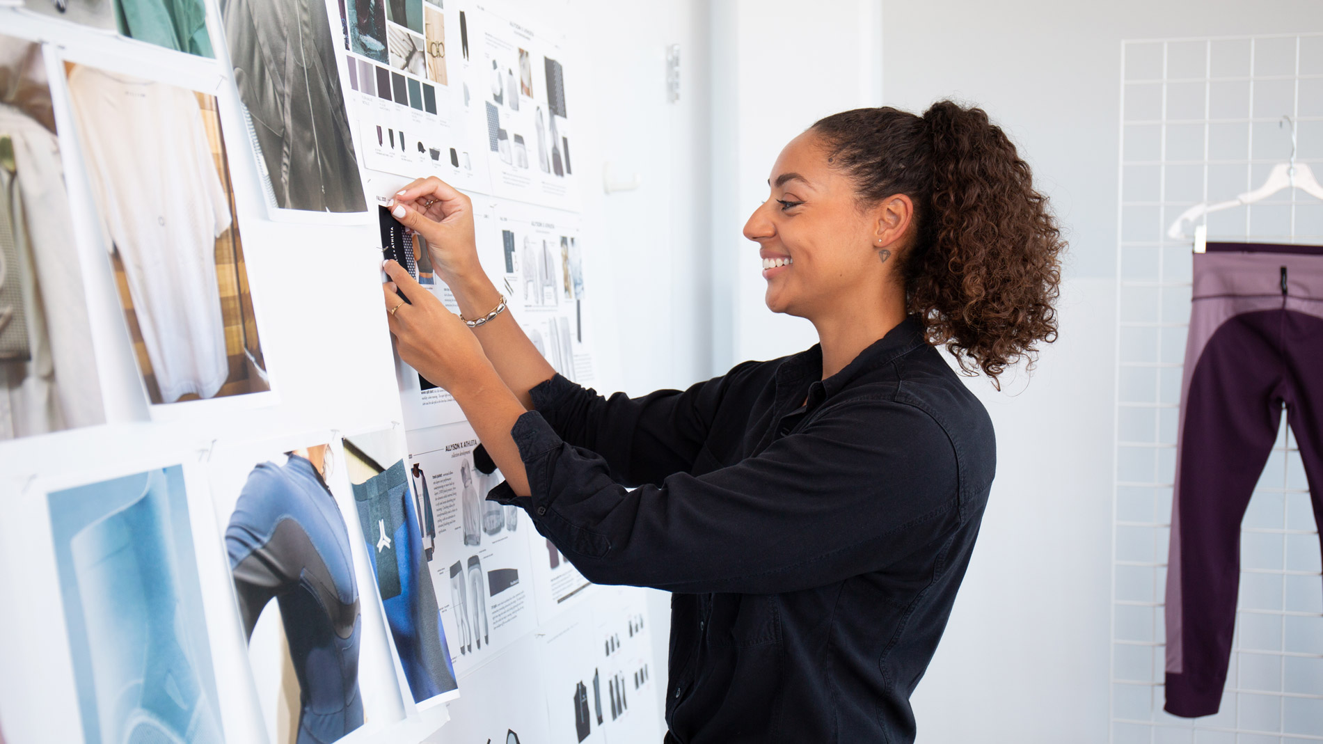 Alexandra en train de rassembler des idées pour la collection d’Allyson Felix.